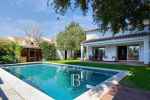 Excellent 5 bedroom house with garden and pool for sale in the center of Sant Vicenç de Montalt.